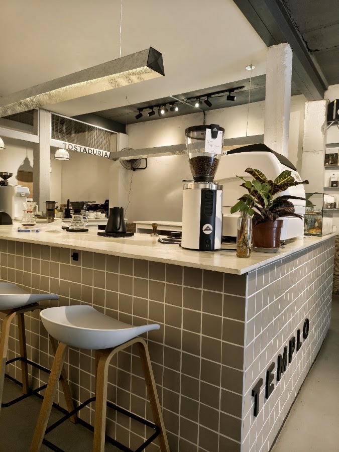 Interior y tostaduría de Templo, con la máquina de tostar café a la vista