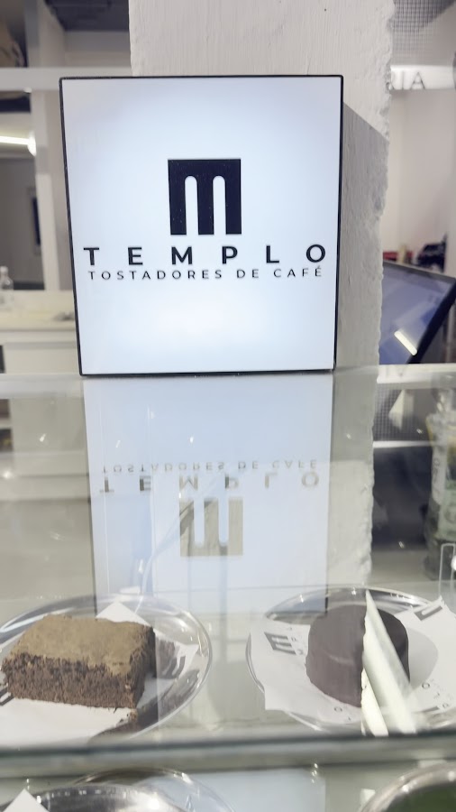 Logo de Templo en el local, junto a la pastelería